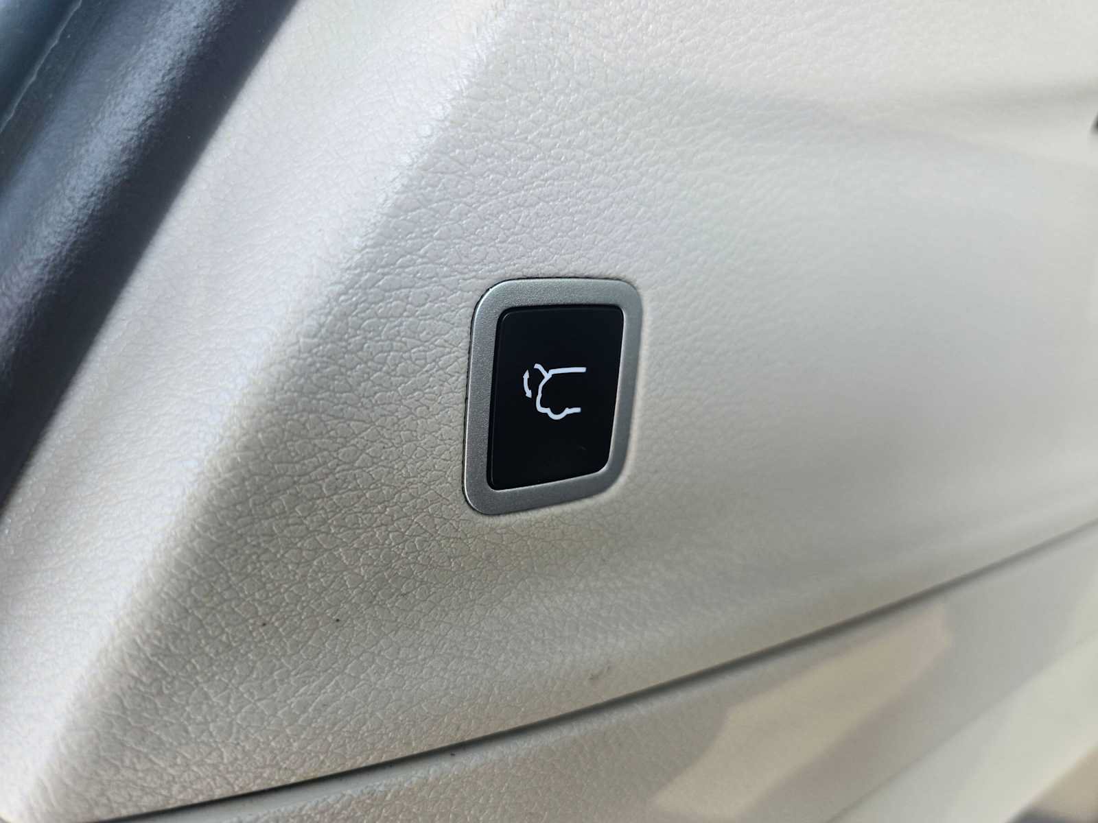 Used 2023 Chrysler Voyager LX FWD image 16
