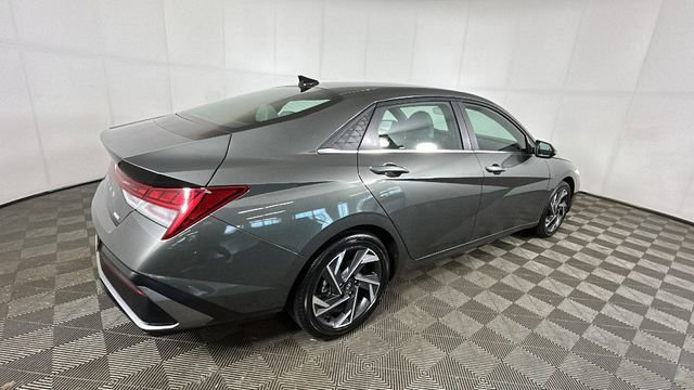 Used 2025 Hyundai Elantra Limited FWD image 3