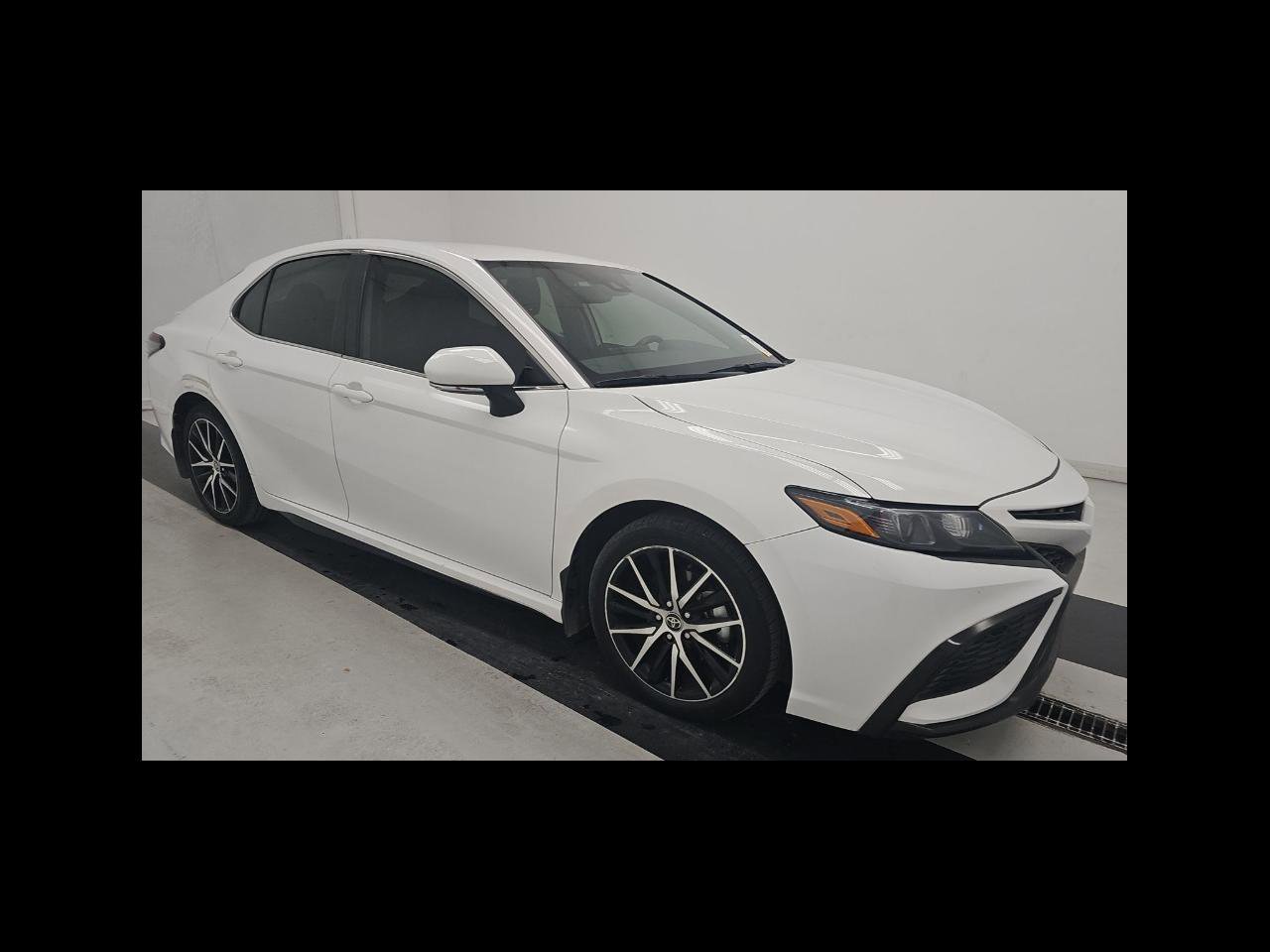 Used 2023 Toyota Camry SE FWD image 1