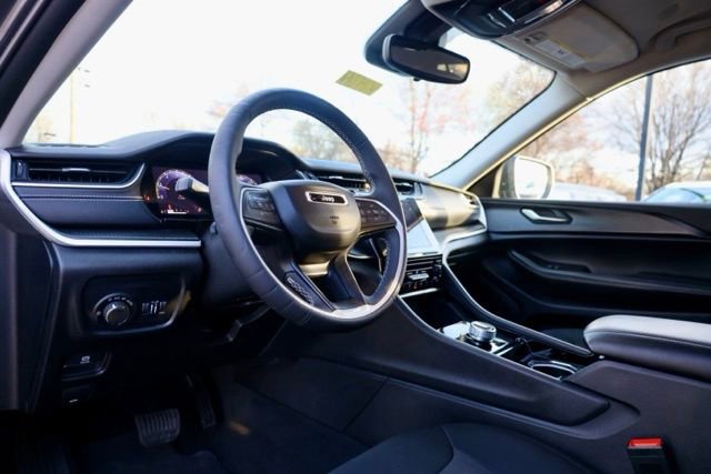 Used 2023 Jeep Grand Cherokee Laredo image 19