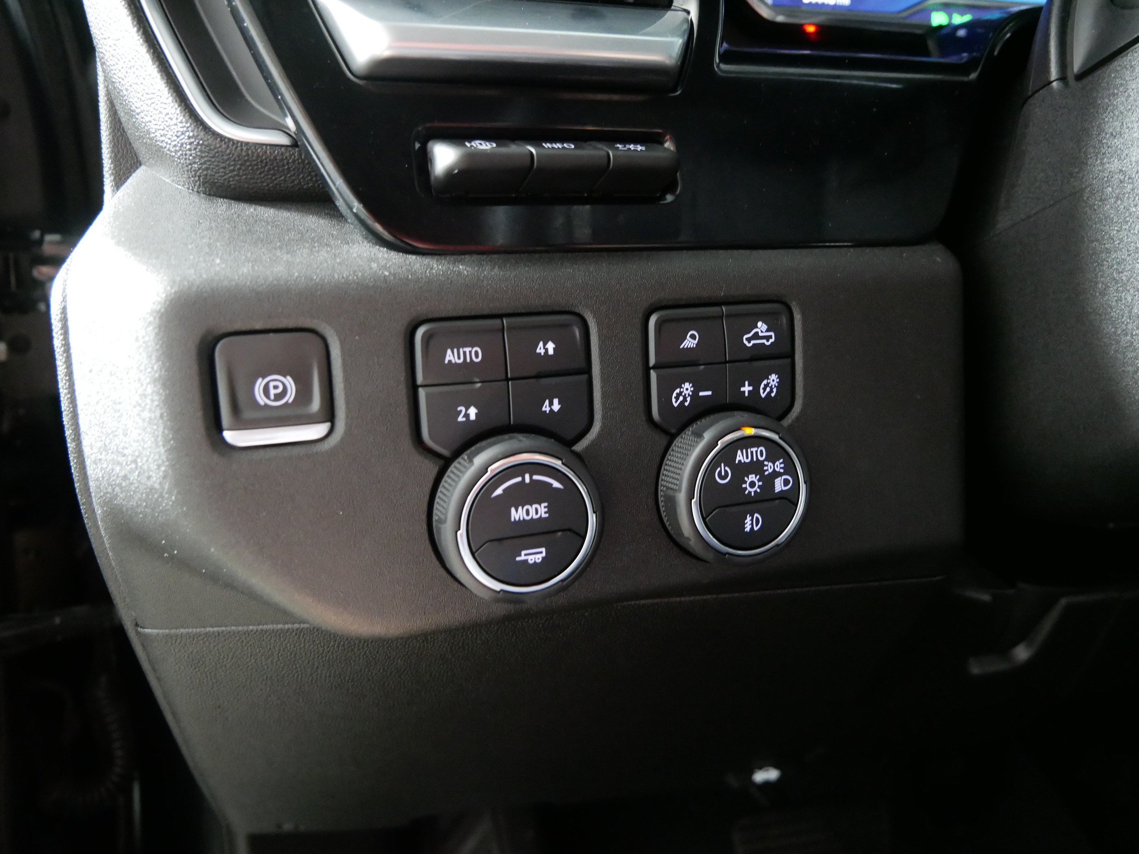 Used 2024 Chevrolet Silverado 3500 LTZ w/ LTZ Convenience Package AWD/4WD image 26