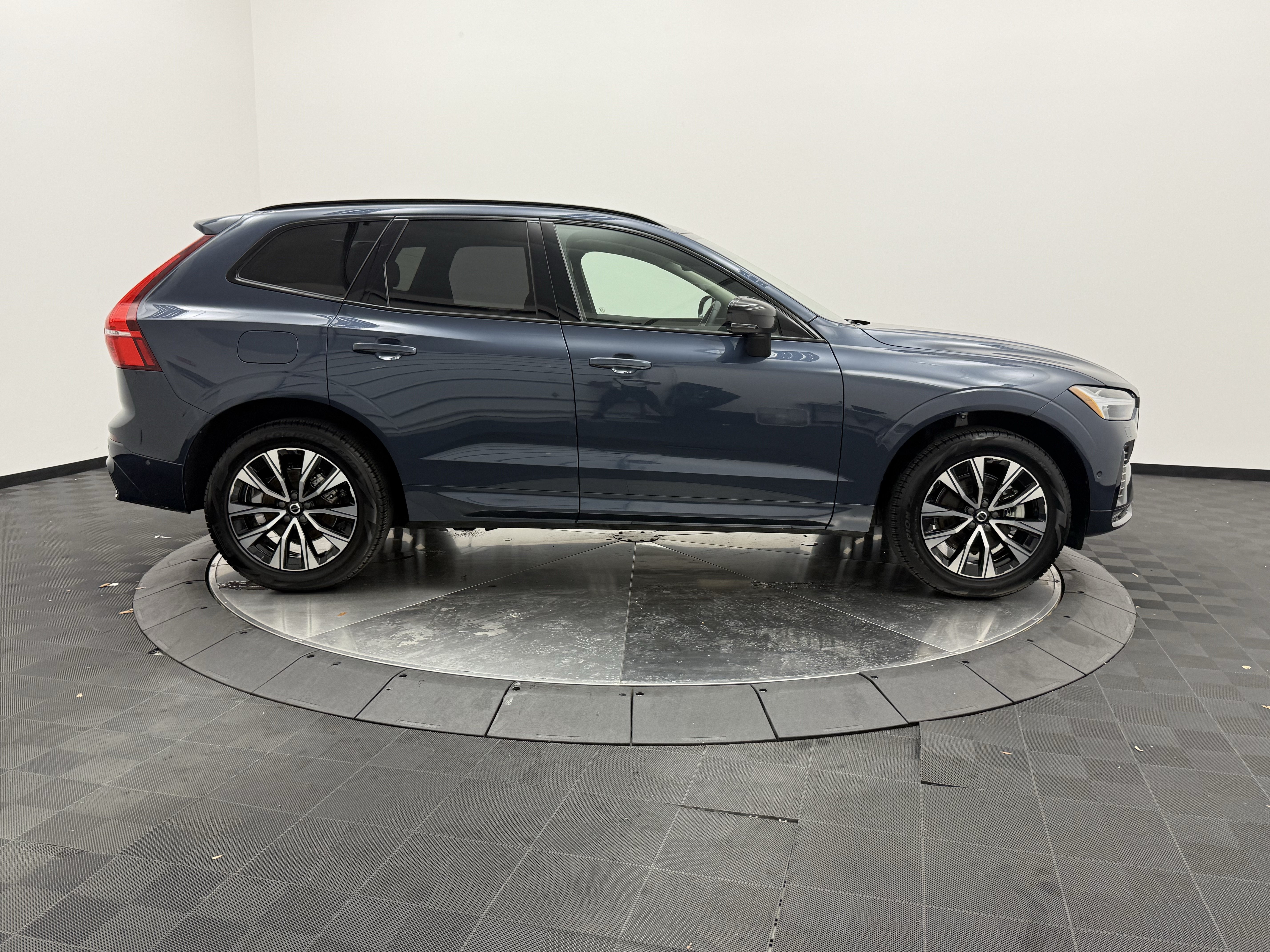 Certified 2025 Volvo XC60 B5 Plus AWD/4WD image 7