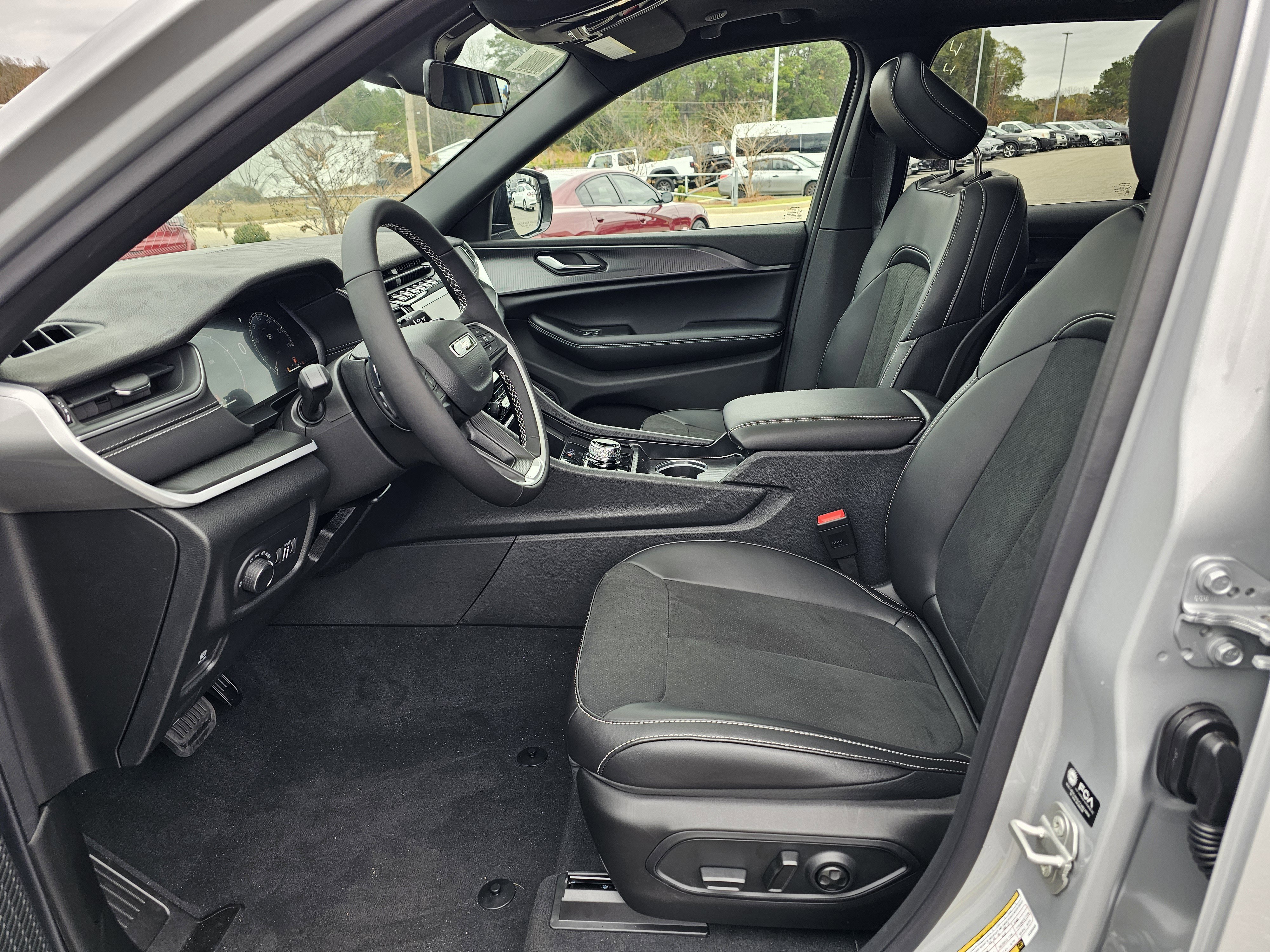 New 2025 Jeep Grand Cherokee Altitude image 15