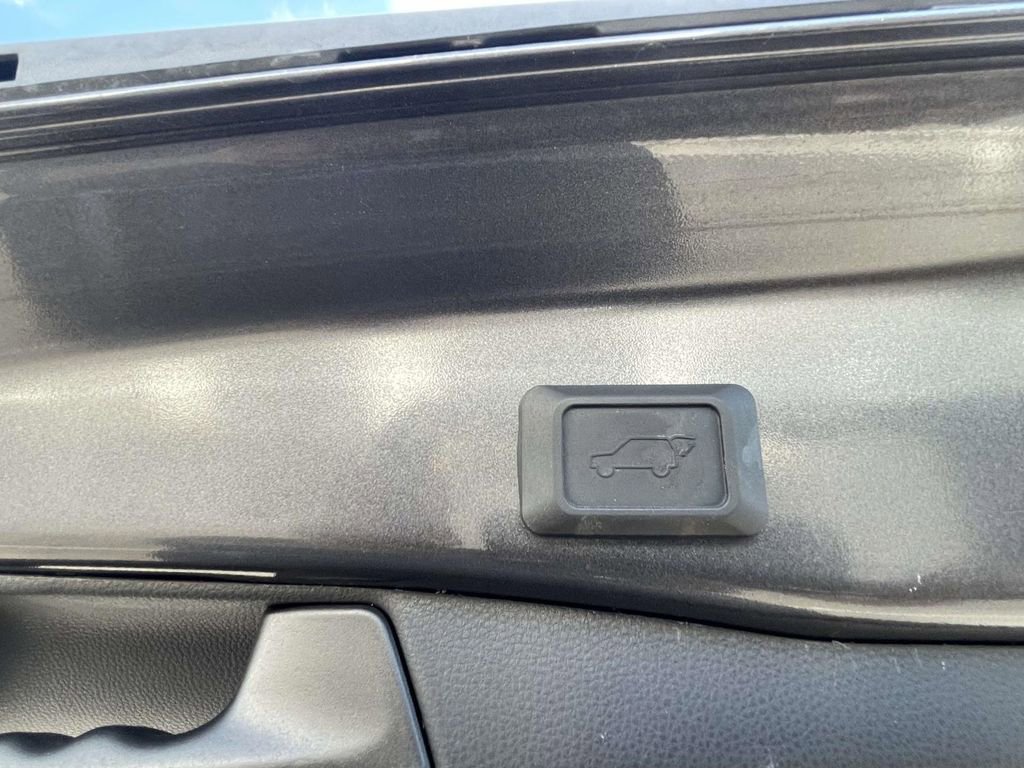 Used 2022 Toyota RAV4 XLE w/ Convenience Package image 13