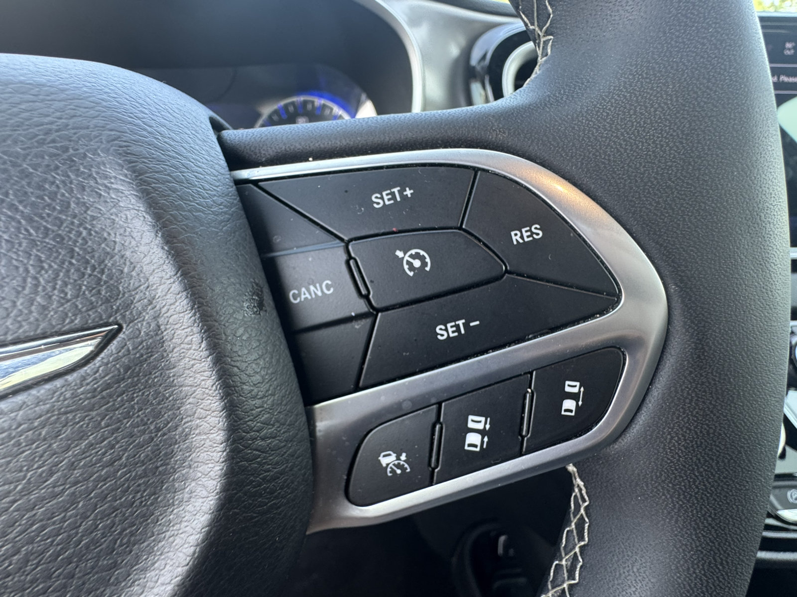 Used 2025 Chrysler Pacifica Select FWD image 32