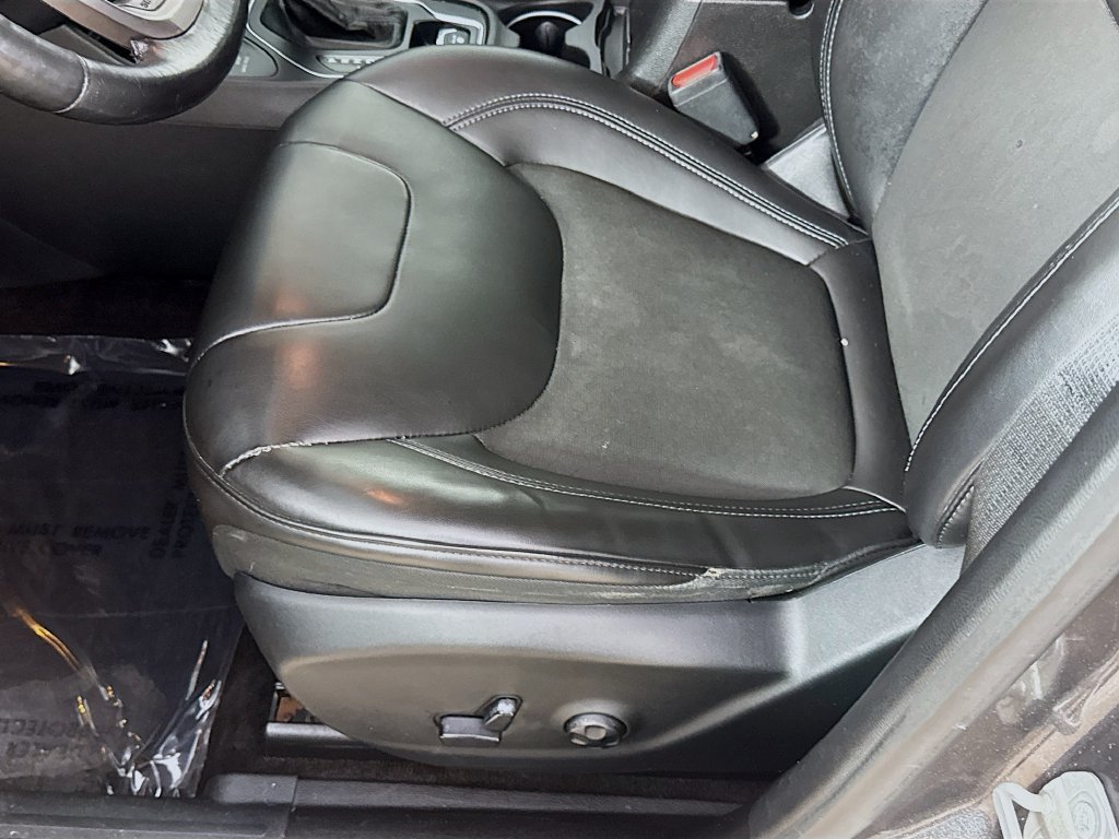 Used 2019 Jeep Cherokee Latitude Plus AWD/4WD image 22