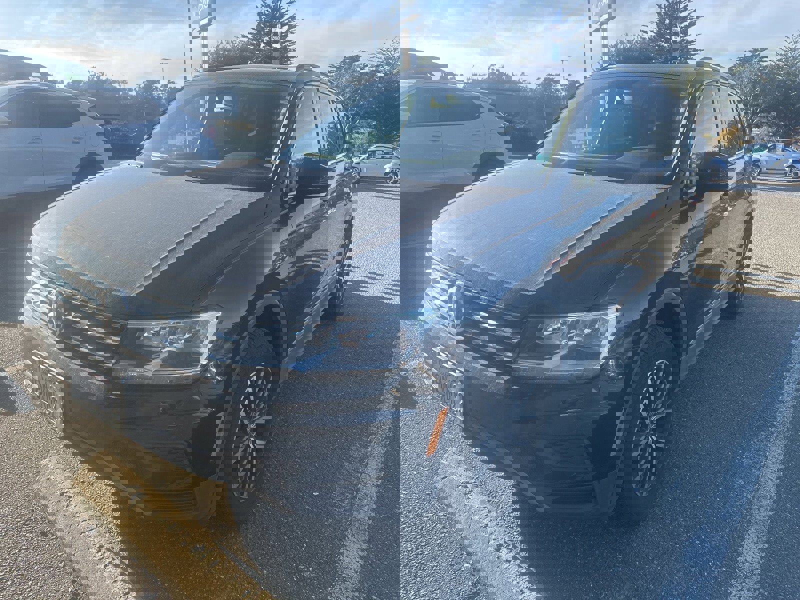 Used 2020 Volkswagen Tiguan SE w/ Panoramic Sunroof Package image 3