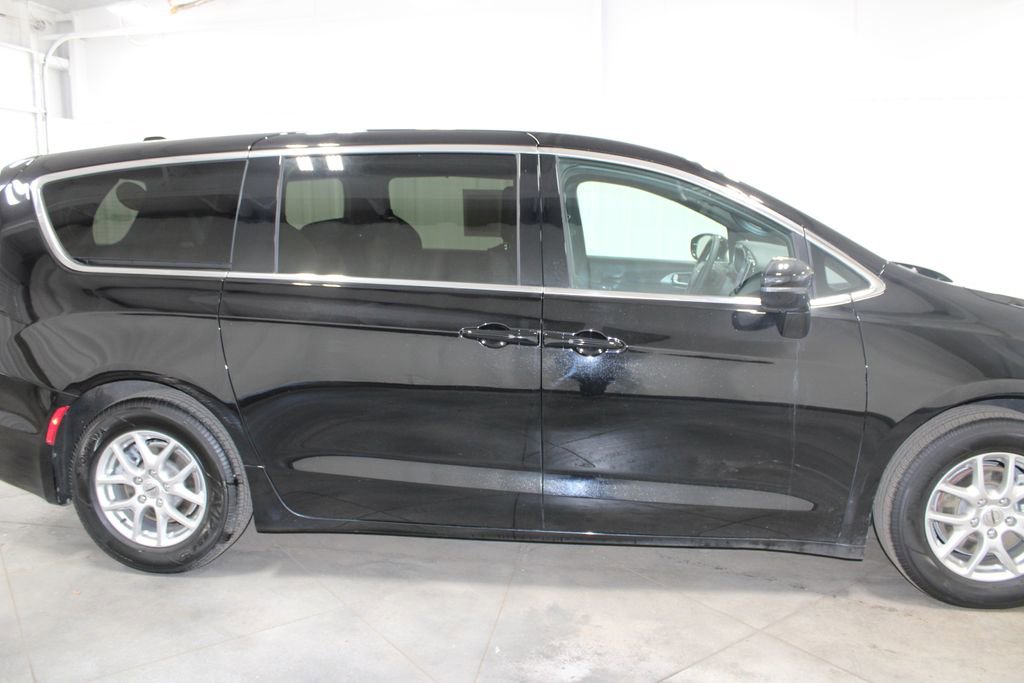 Used 2025 Chrysler Pacifica Select image 11