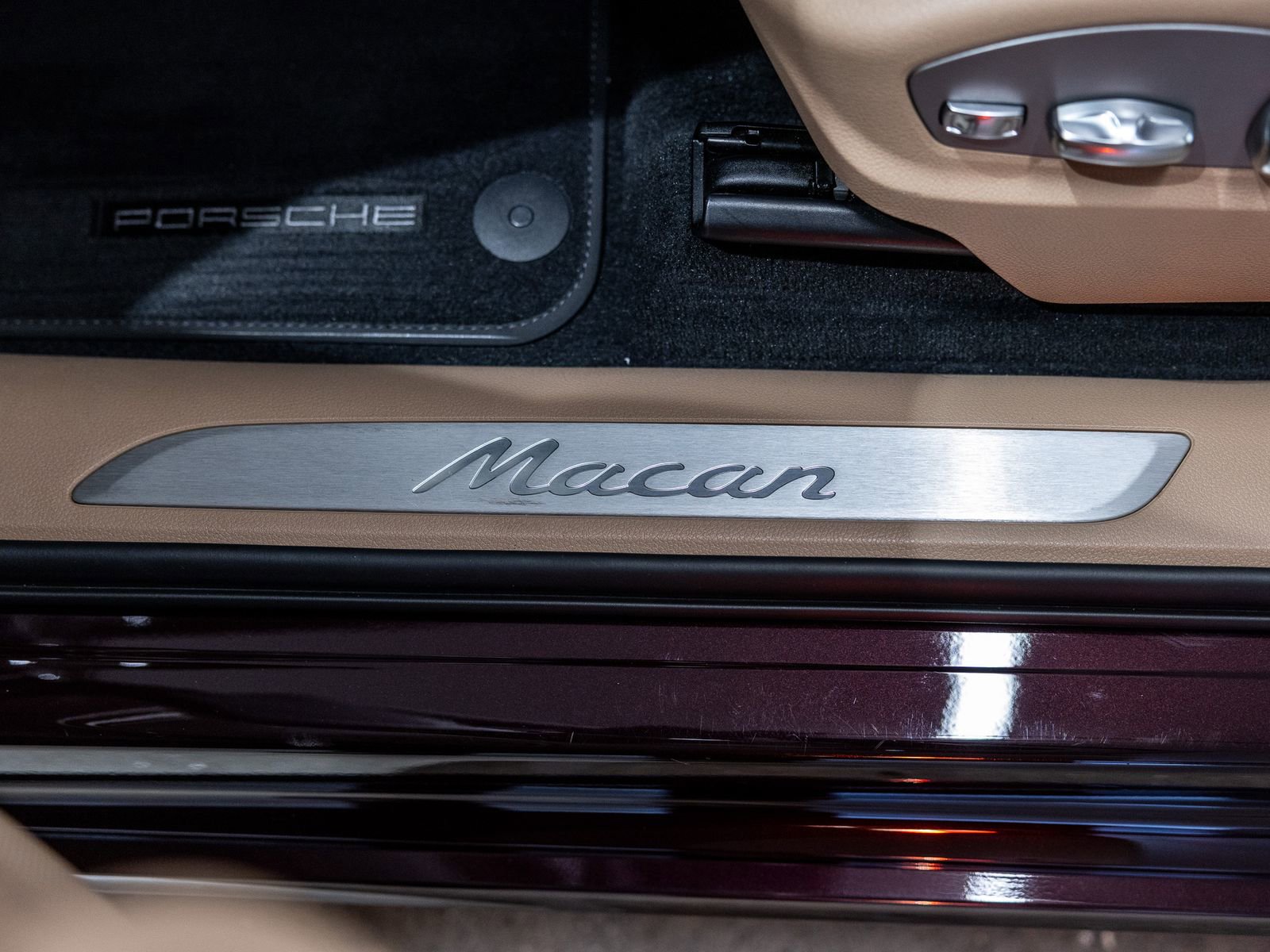Certified 2024 Porsche Macan AWD/4WD image 28