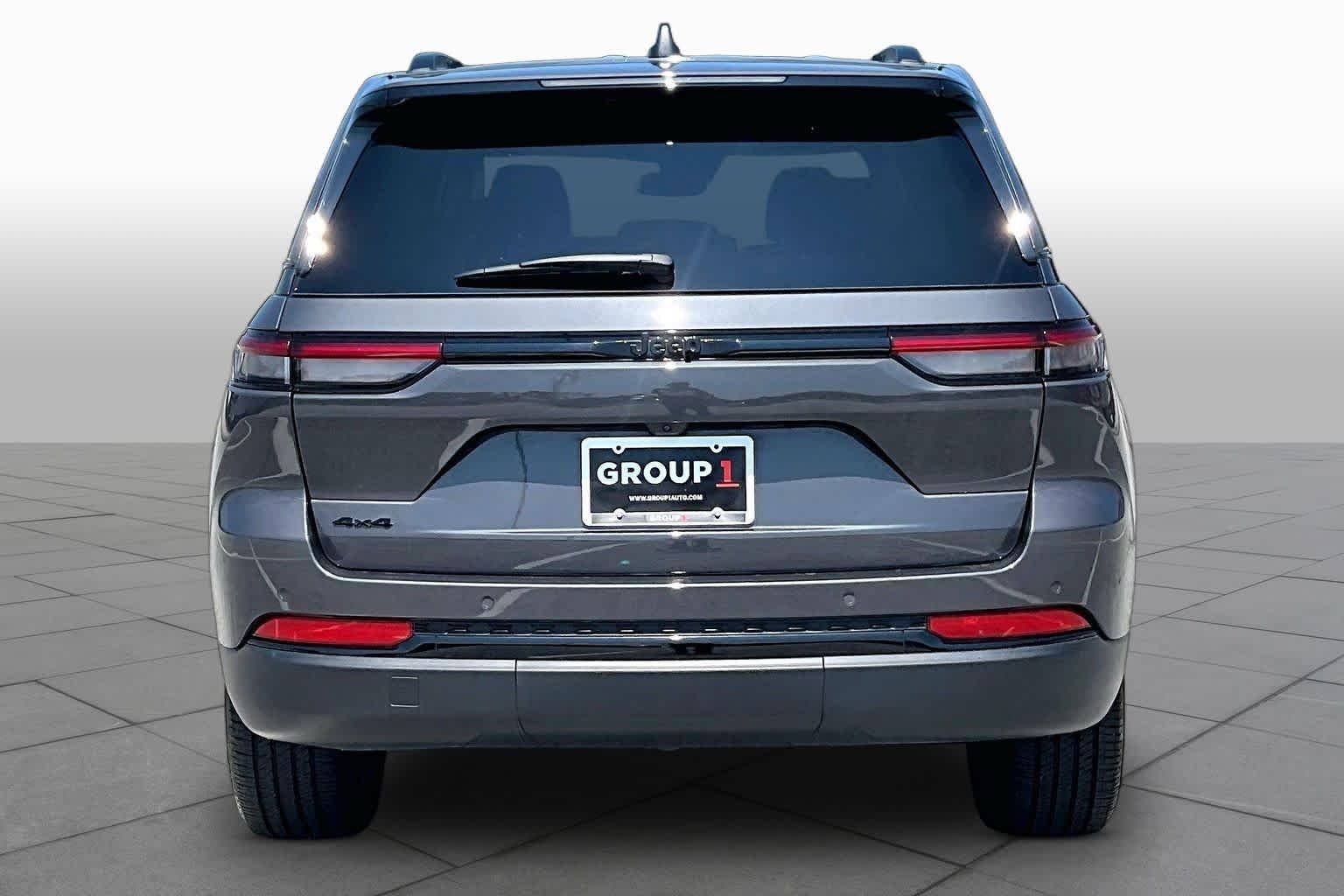 Used 2023 Jeep Grand Cherokee Altitude AWD/4WD image 5