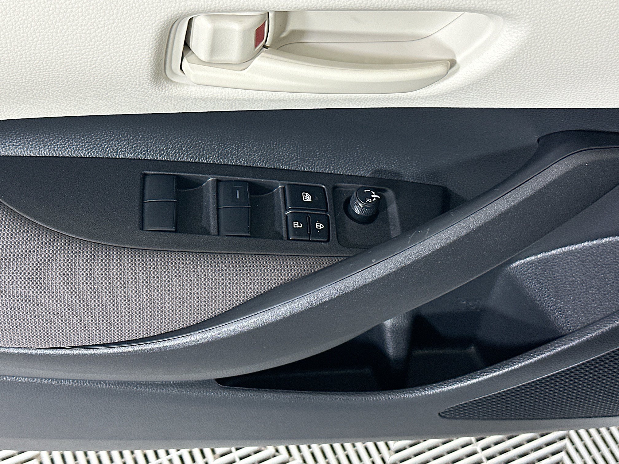 Certified 2025 Toyota Corolla LE FWD image 14