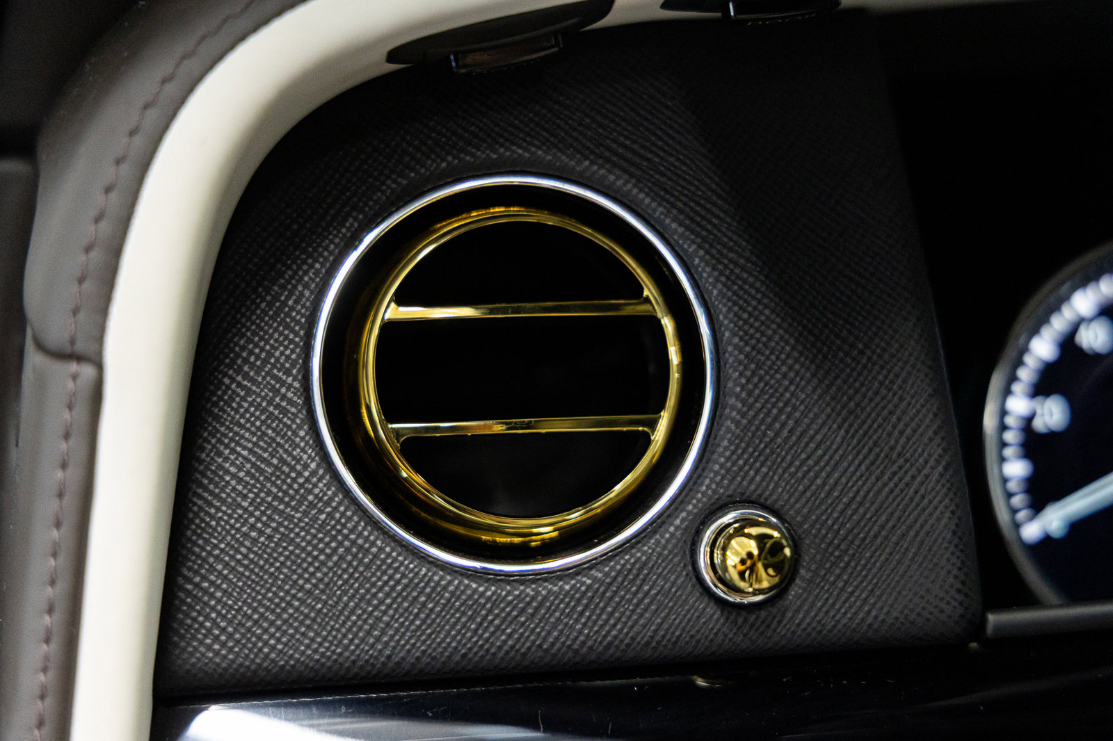 Certified 2023 Rolls-Royce Cullinan w/ Cullinan Package image 32