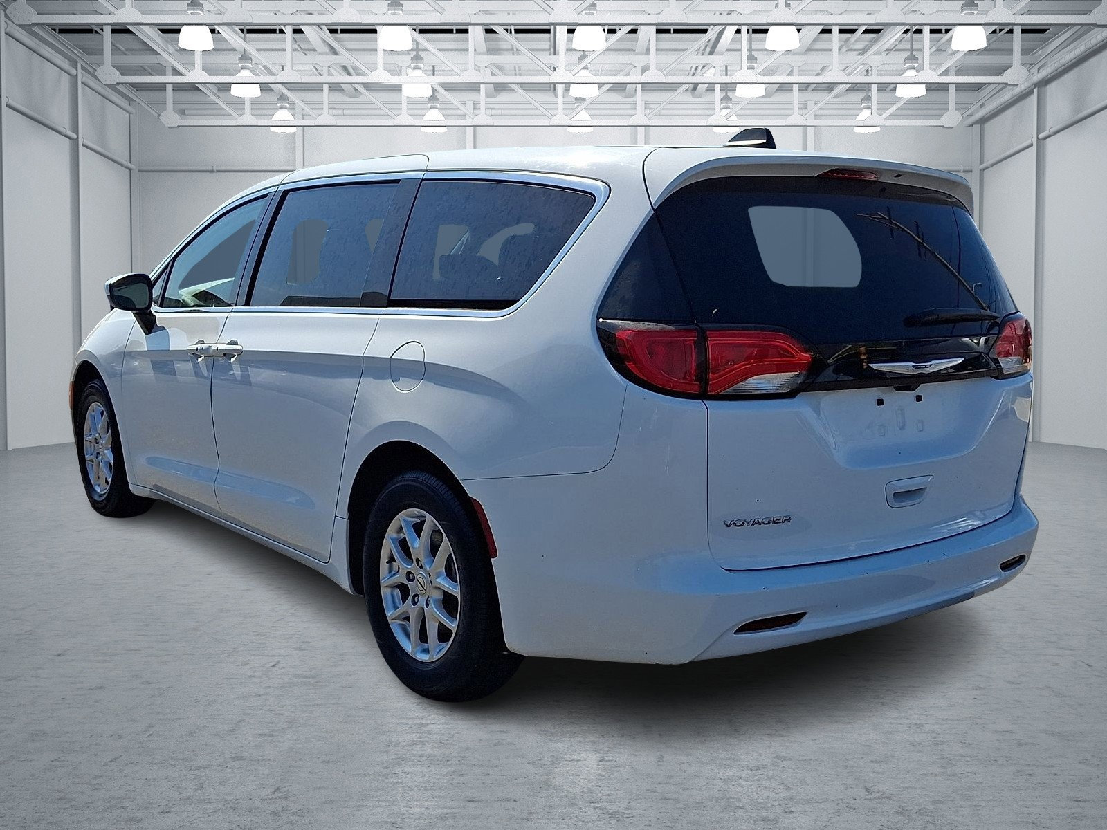 Used 2023 Chrysler Voyager LX FWD image 4