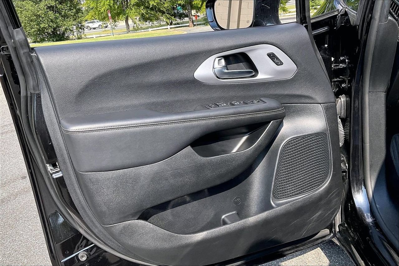 Used 2025 Chrysler Pacifica Limited FWD image 28