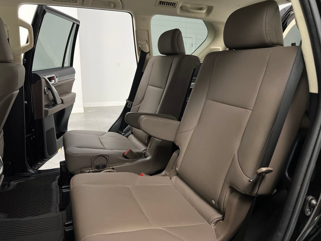 Used 2022 Lexus GX 460 Premium w/ Accessory Package AWD/4WD image 16