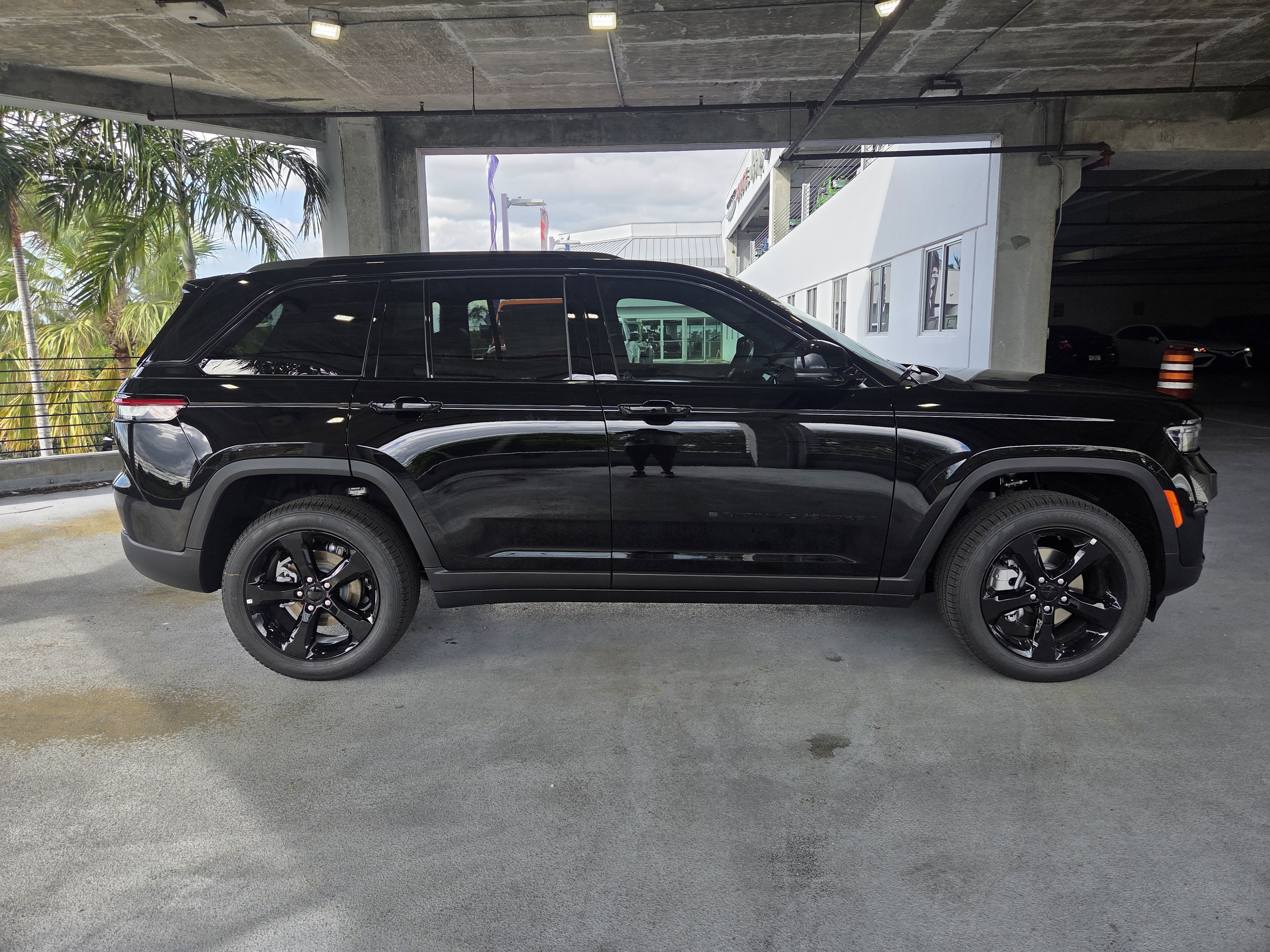 New 2025 Jeep Grand Cherokee Limited w/ Black Appearance Package RWD image 4