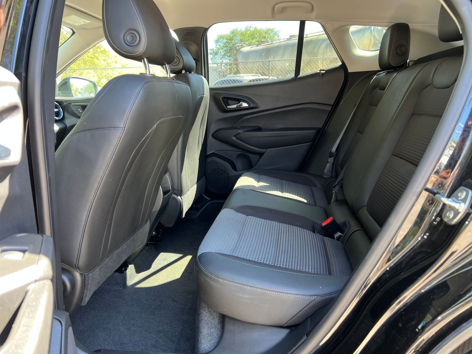 Used 2025 Chevrolet Trax LT w/ LT Convenience Package image 22