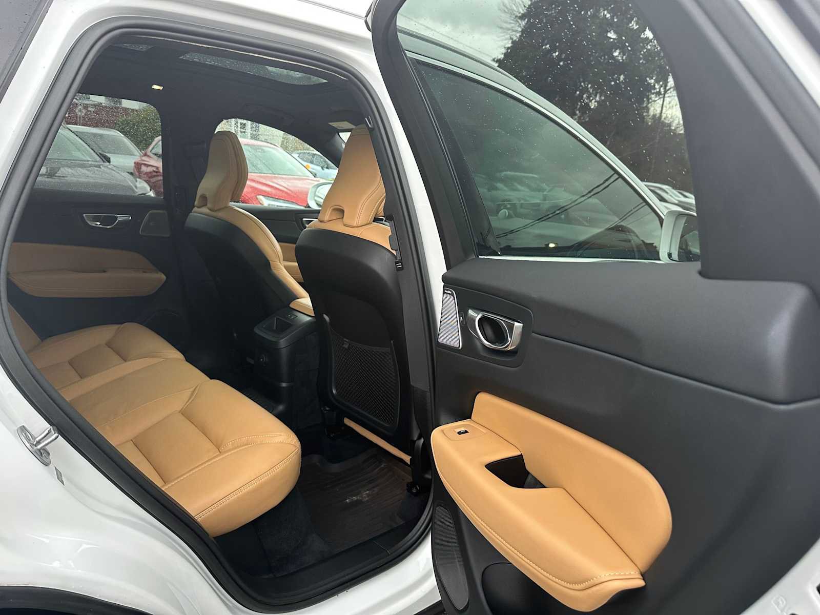 Certified 2023 Volvo XC60 T8 Ultimate w/ Climate Package image 13