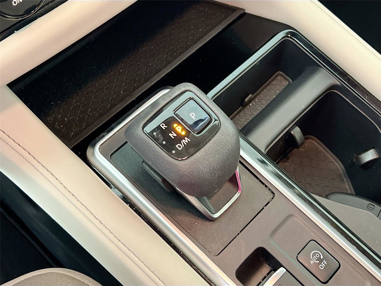 Used 2022 Nissan Pathfinder SV w/ SV Premium Package image 16