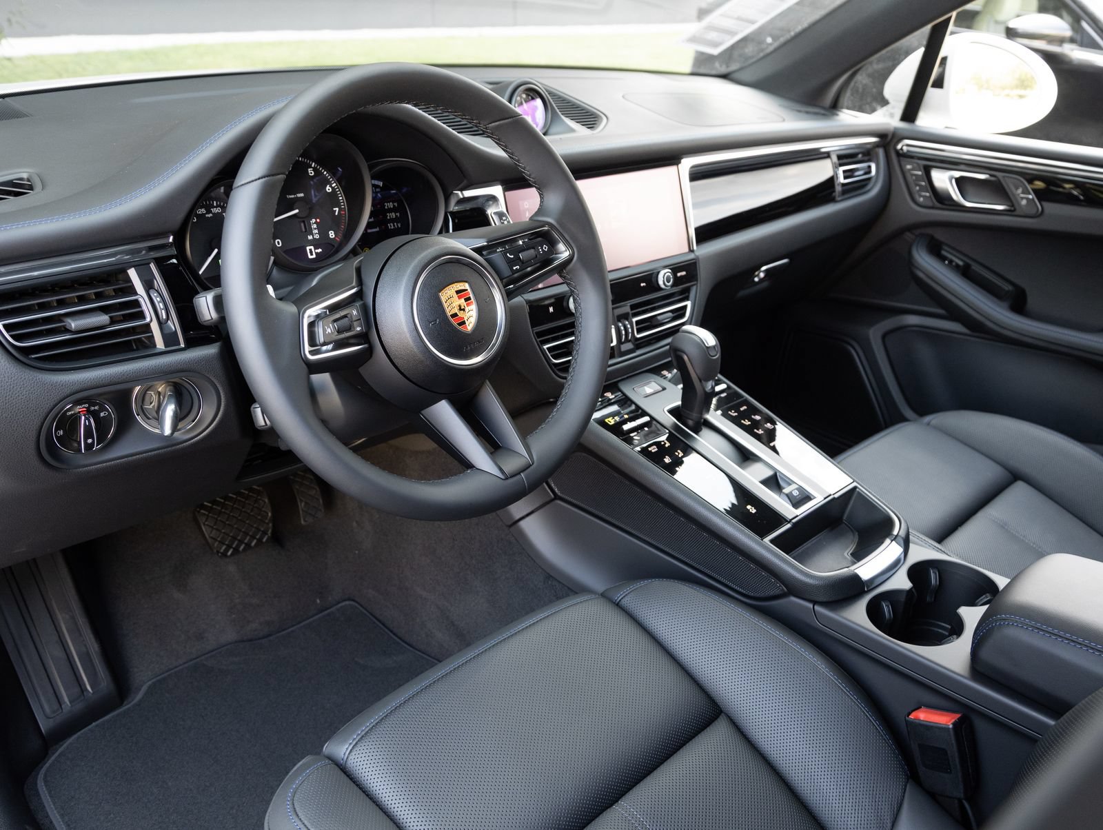 New 2026 Porsche Macan AWD/4WD image 4