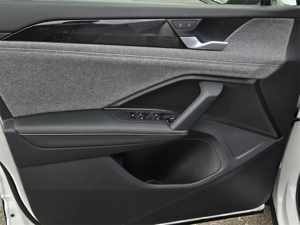 Used 2025 Volkswagen Tiguan S image 10