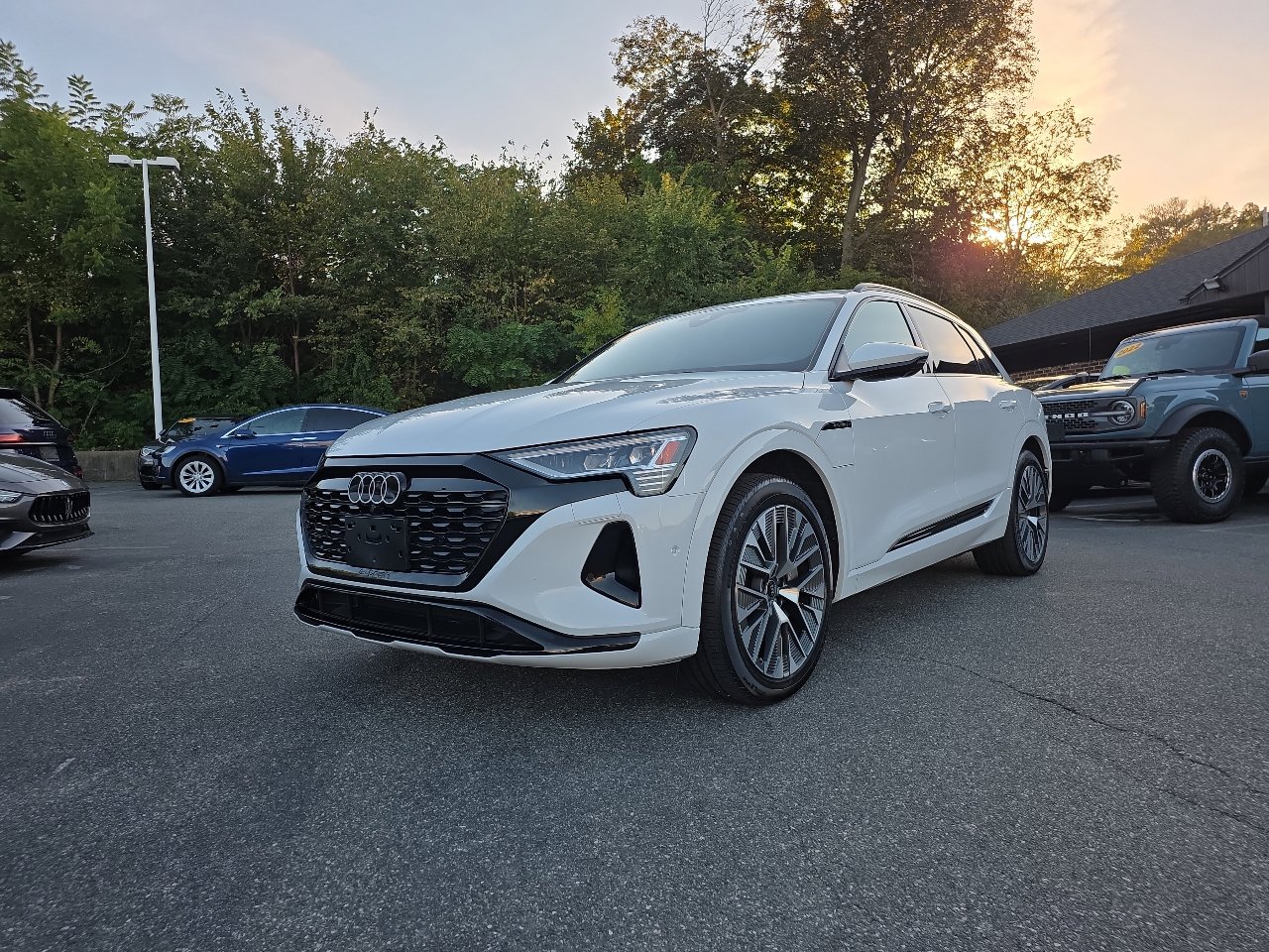 Used 2024 Audi Q8 e-tron Premium Plus w/ Premium Plus Package image 3