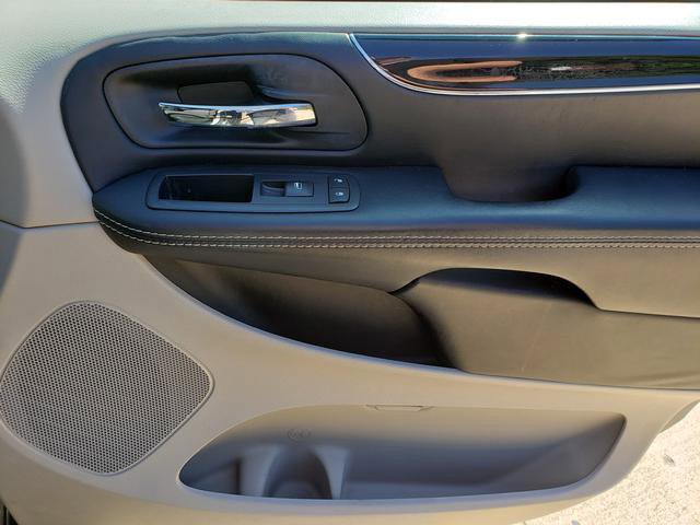 Used 2016 Dodge Grand Caravan SE image 17