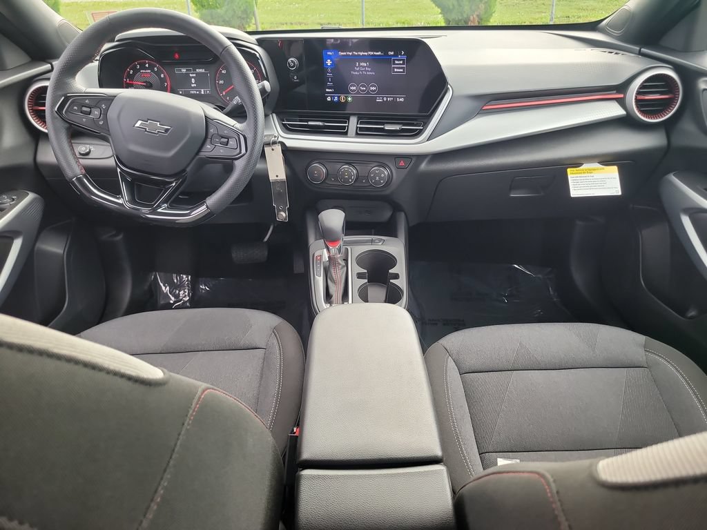 Used 2025 Chevrolet Trax RS w/ Sunroof Package FWD image 14