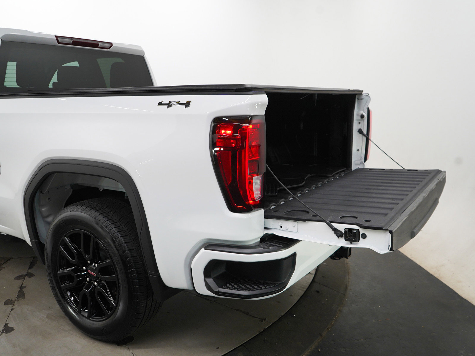 Used 2025 GMC Sierra 1500 Elevation AWD/4WD image 9