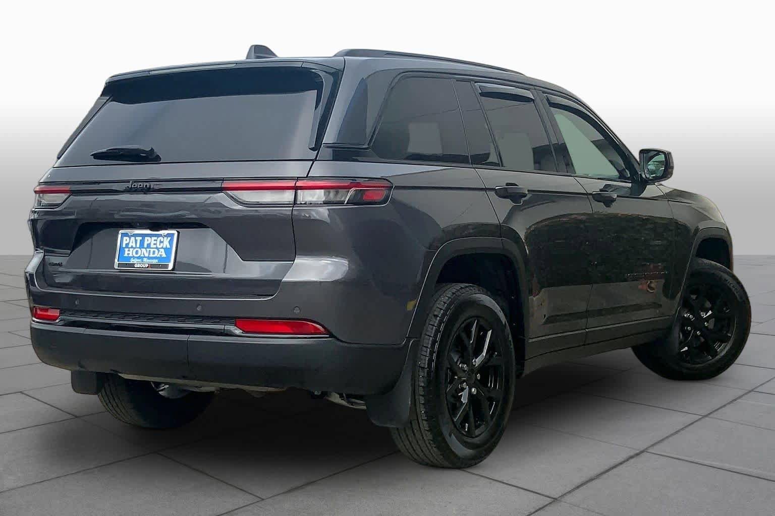 Used 2025 Jeep Grand Cherokee Altitude AWD/4WD image 23
