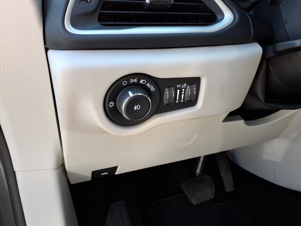 Used 2020 Chrysler Pacifica Touring image 20