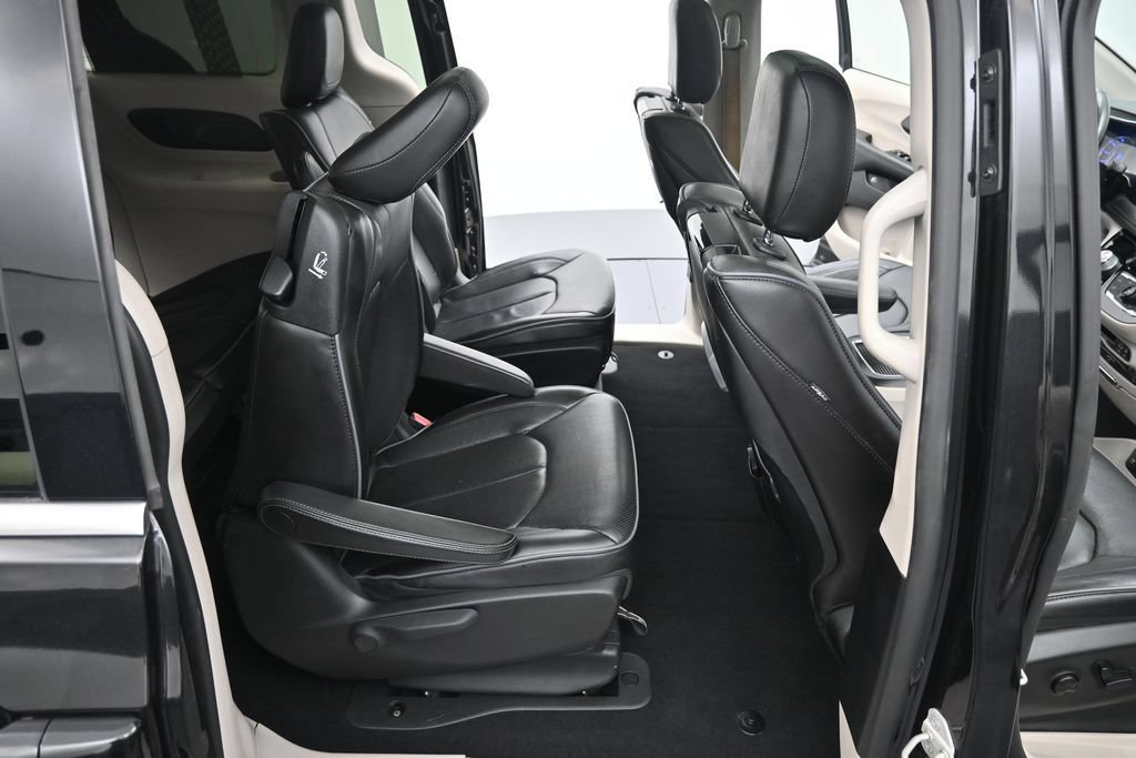 Used 2020 Chrysler Pacifica Limited FWD image 27