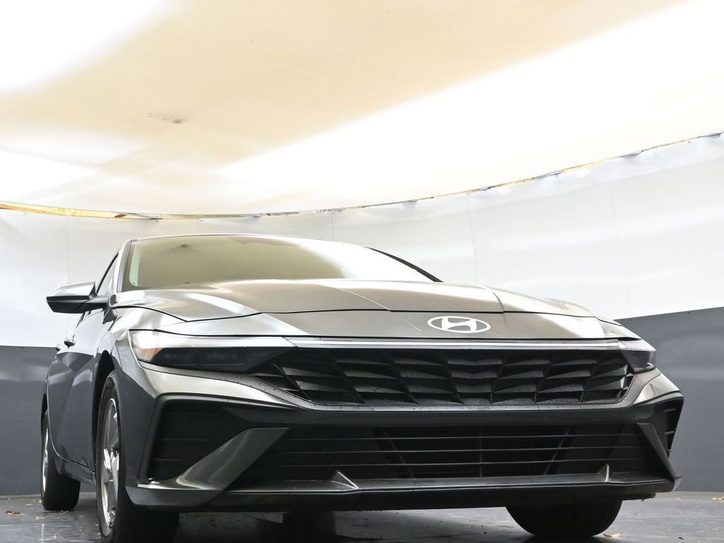 Used 2025 Hyundai Elantra SE image 43