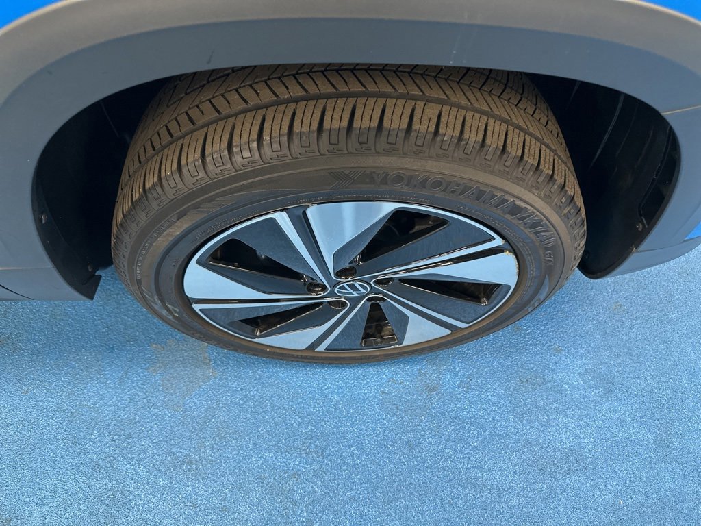 Used 2024 Volkswagen Taos SE image 3