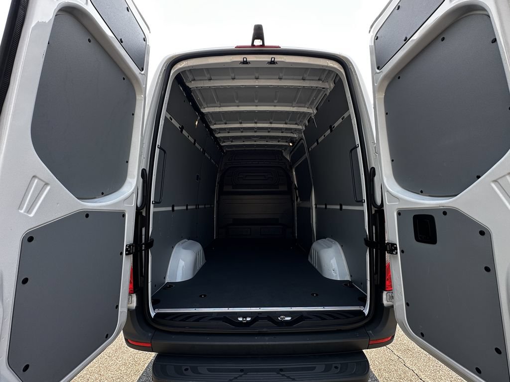 Used 2025 Mercedes-Benz Sprinter 2500 image 21