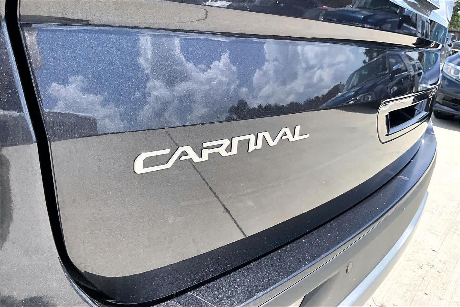Used 2023 Kia Carnival EX FWD image 29