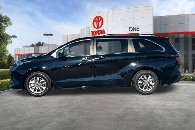 Certified 2026 Toyota Sienna XLE FWD image 9