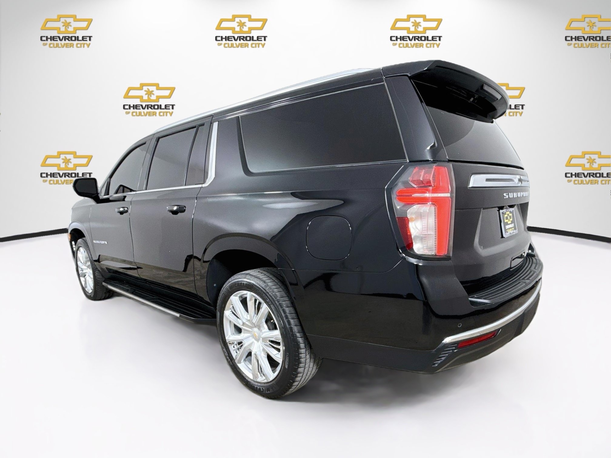 Used 2023 Chevrolet Suburban LS RWD image 6