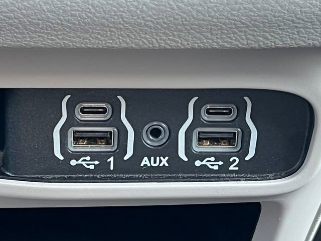Used 2024 Chrysler Pacifica Touring-L image 9