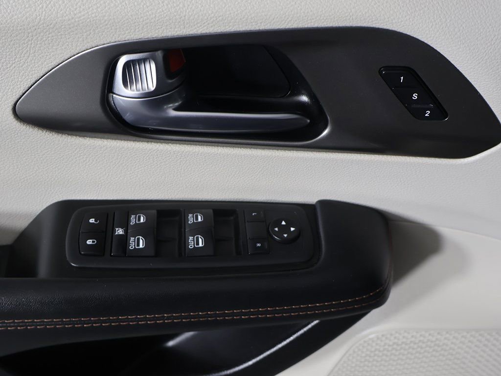 Used 2020 Chrysler Pacifica Touring-L Plus image 39