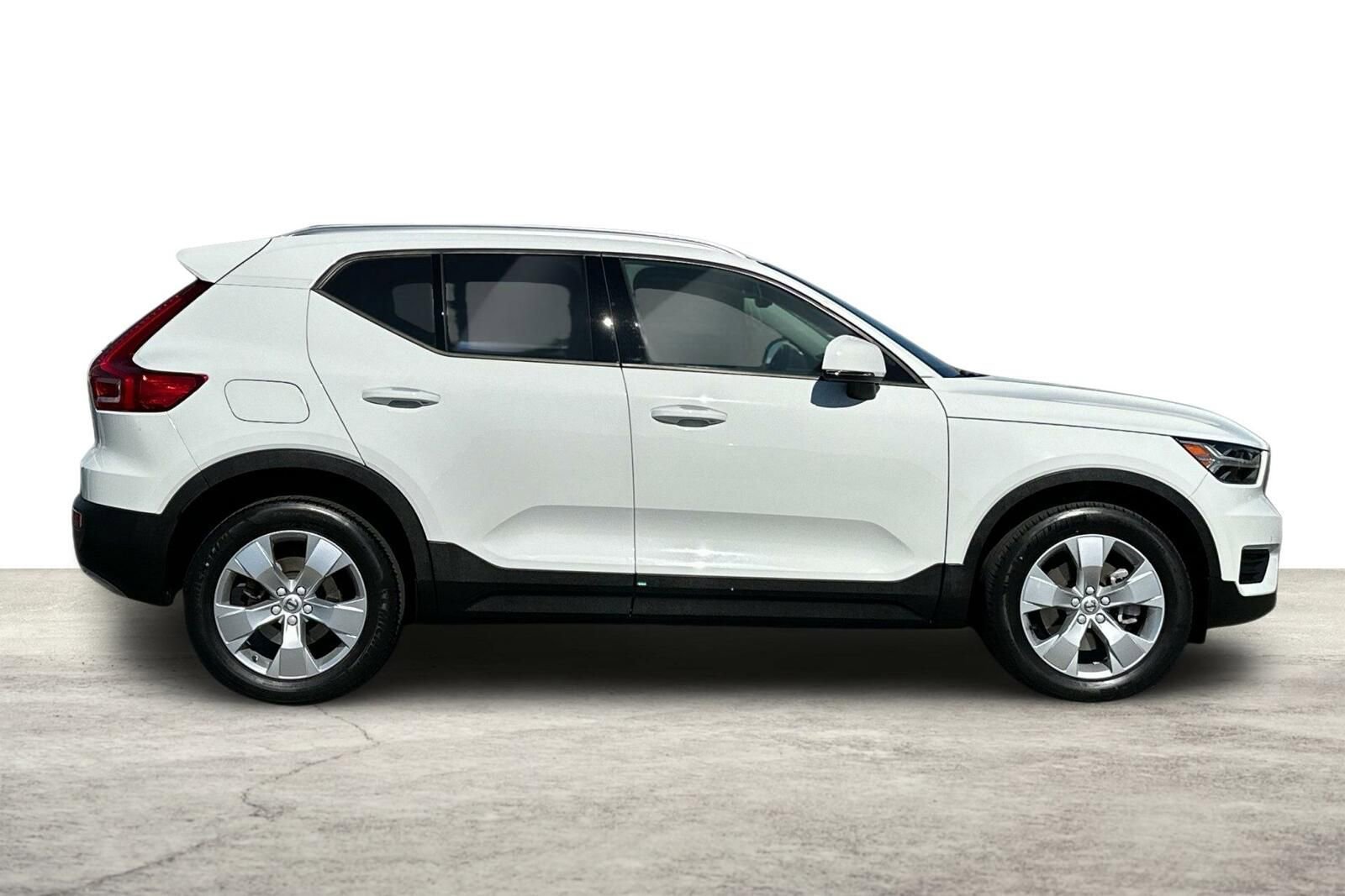 Used 2020 Volvo XC40 T4 Momentum FWD image 8