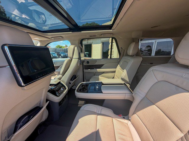 Used 2019 Lincoln Navigator Reserve AWD/4WD image 6