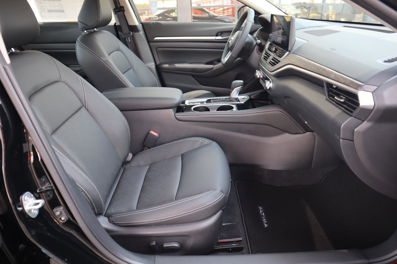 Used 2025 Nissan Altima 2.5 SL FWD image 49