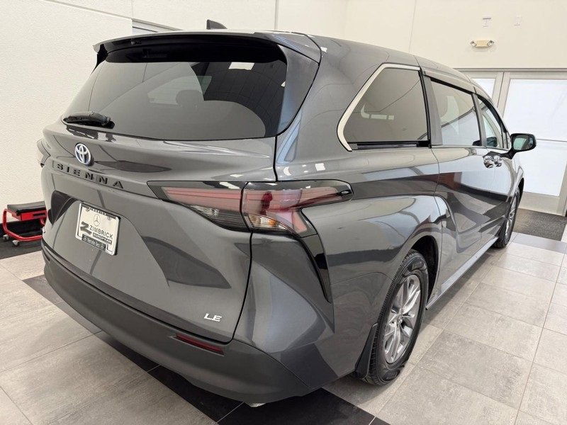 Used 2025 Toyota Sienna LE image 2