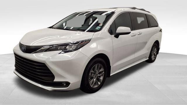 Used 2025 Toyota Sienna XLE image 3