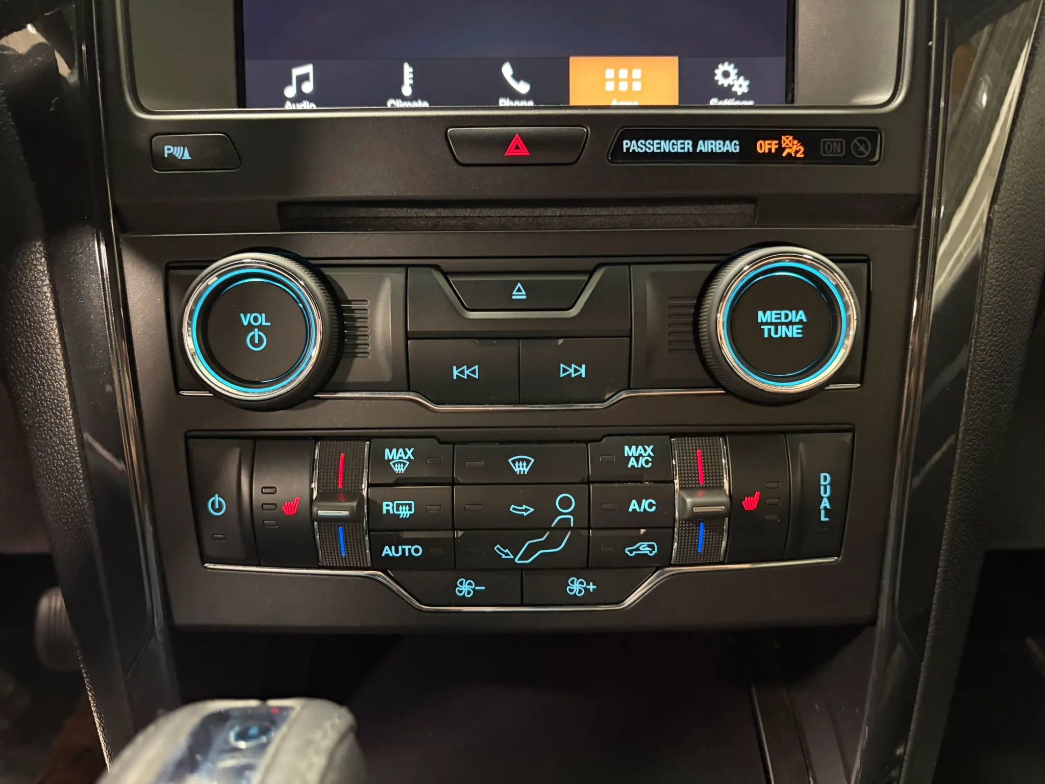 Used 2017 Ford Explorer XLT w/ Equipment Group 201A AWD/4WD image 44
