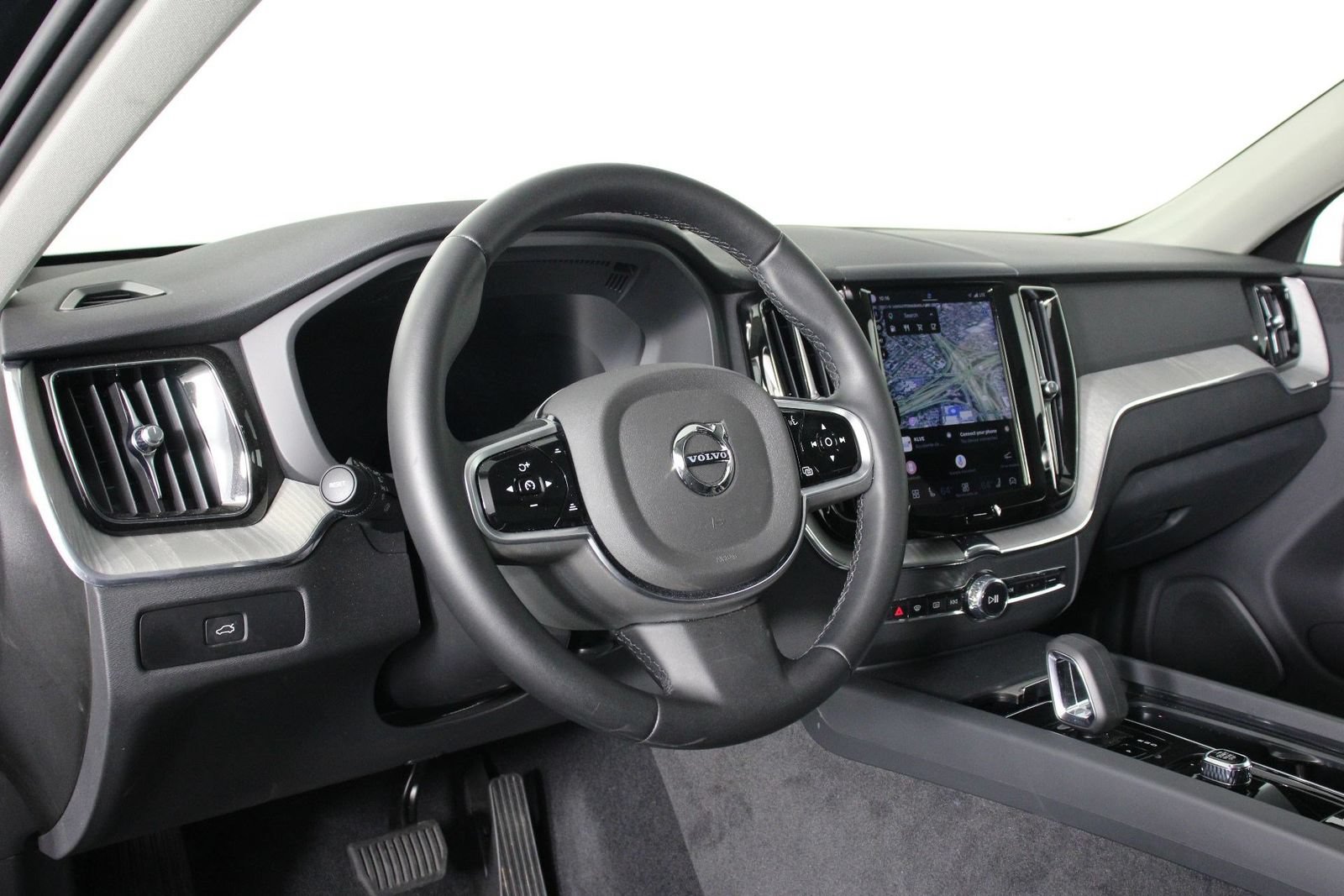 Certified 2025 Volvo XC60 B5 Plus AWD/4WD image 14