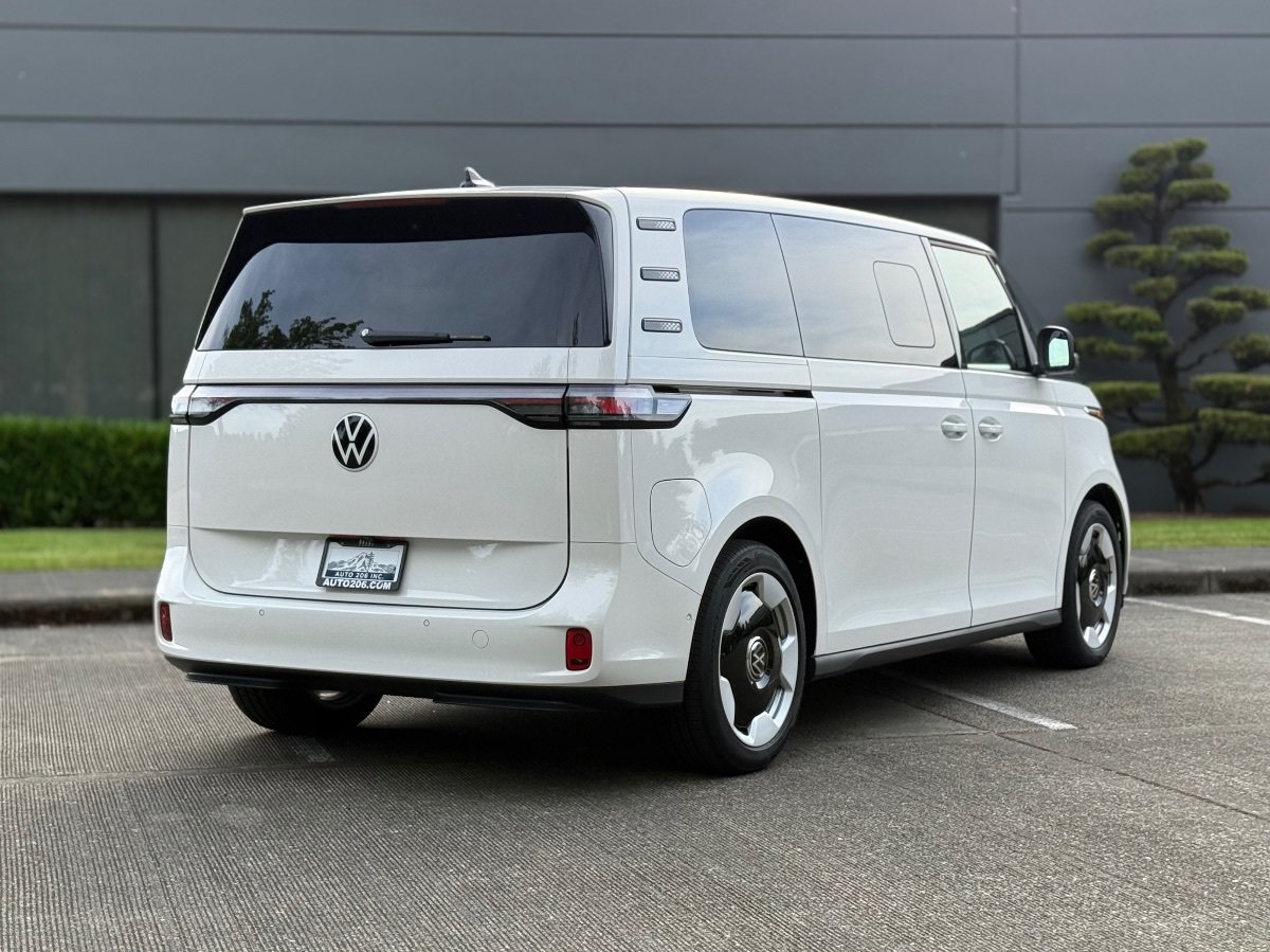 Used 2025 Volkswagen ID. Buzz Pro S RWD image 4