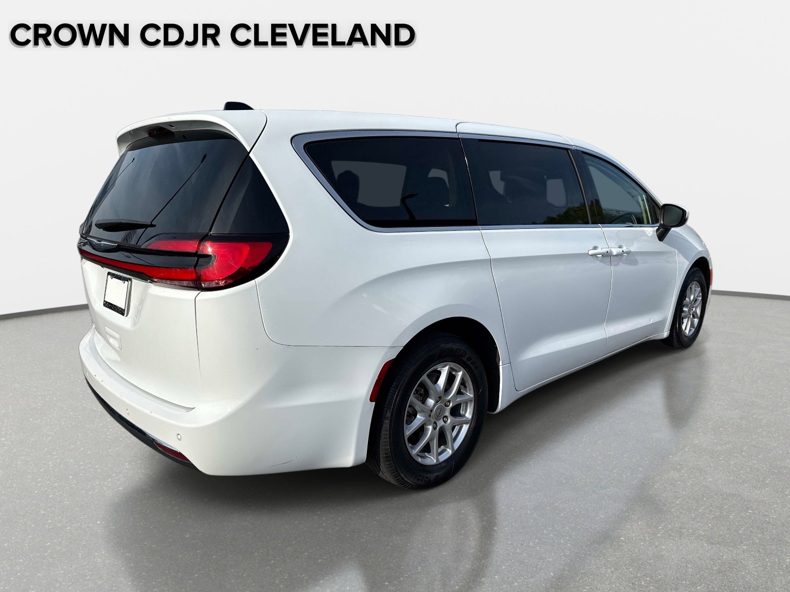 Used 2023 Chrysler Pacifica Touring-L image 4