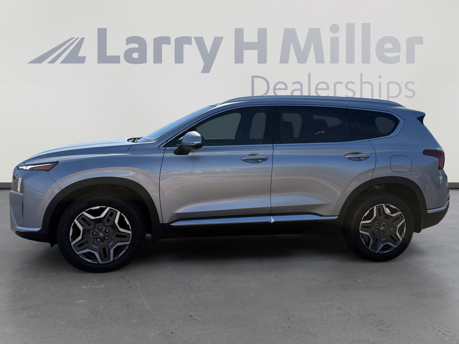 Used 2023 Hyundai Santa Fe Limited AWD/4WD image 2